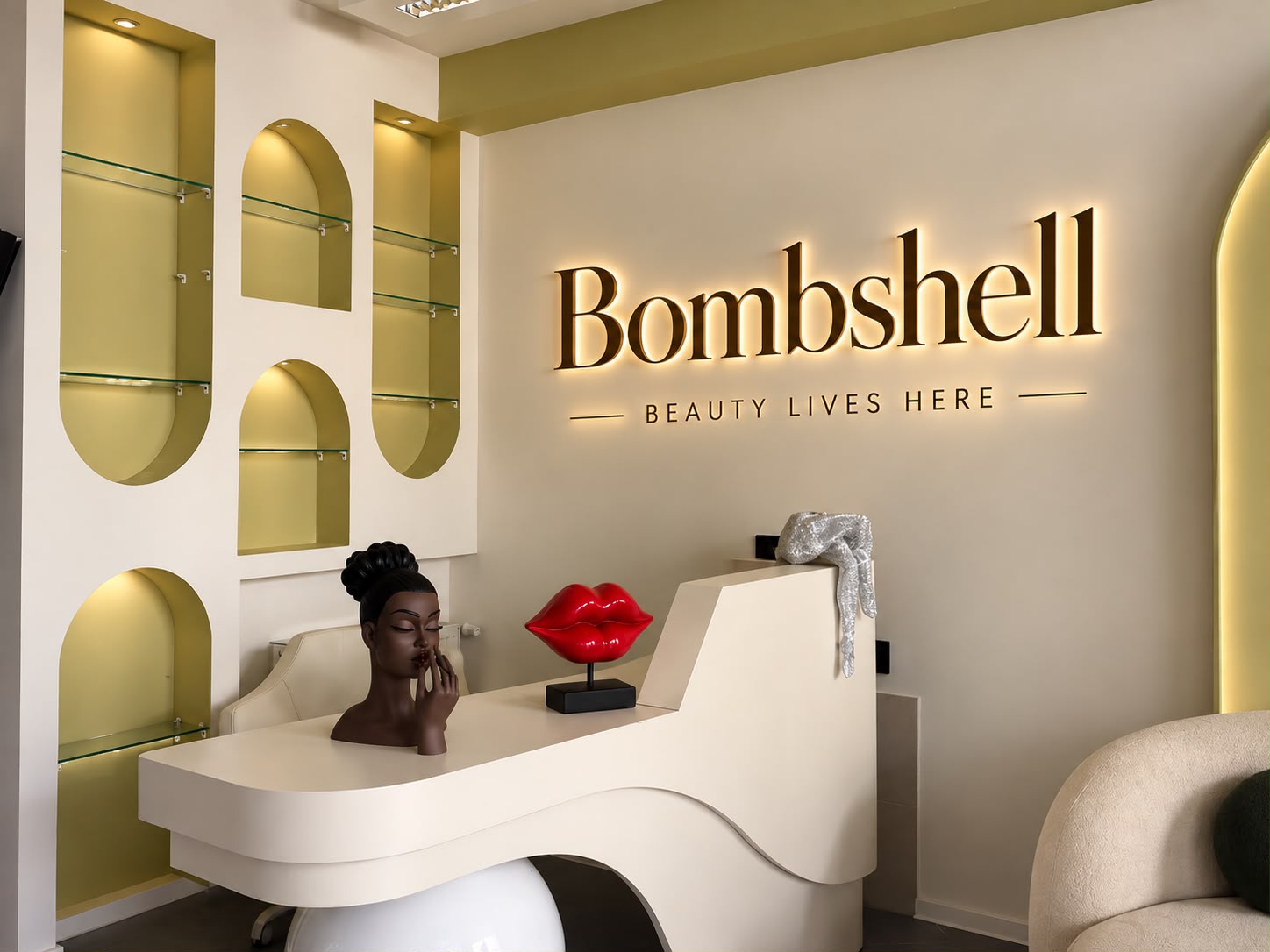 Empfangstresen mit Bombshell-Schriftzug